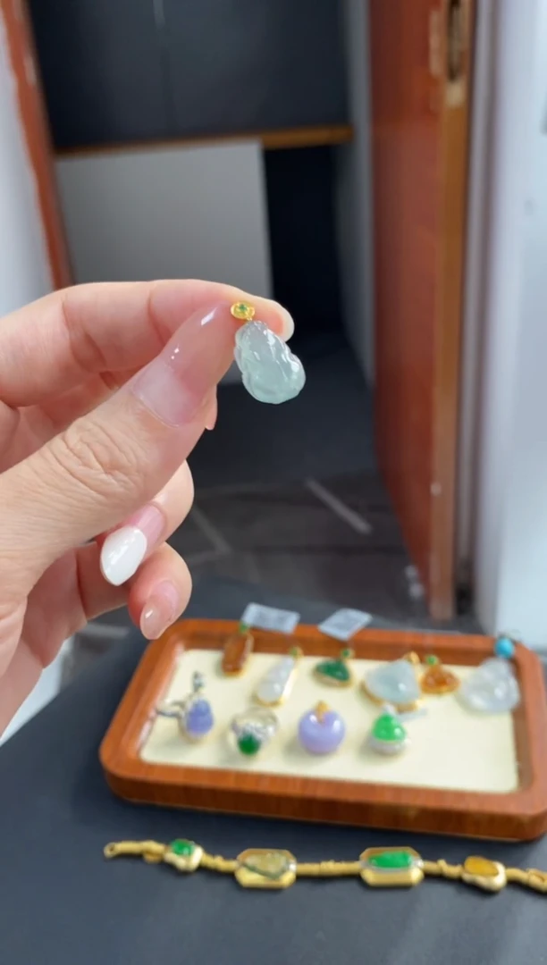 颈饰18K金镶嵌翡翠貔貅