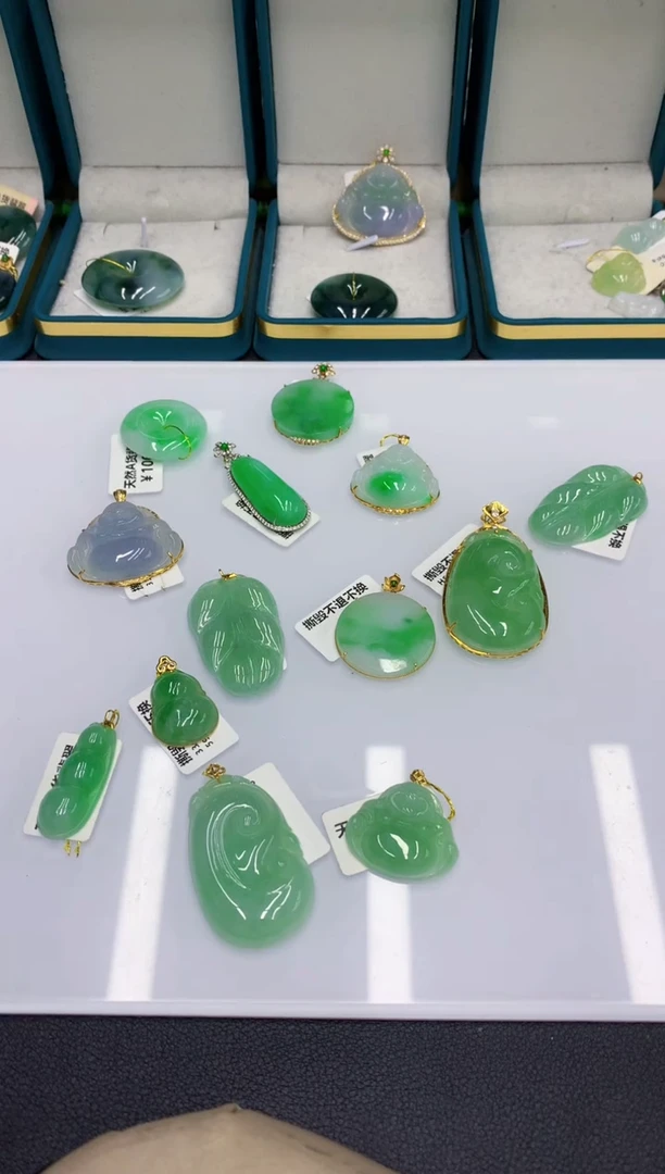 颈饰18K金镶嵌翡翠翡翠