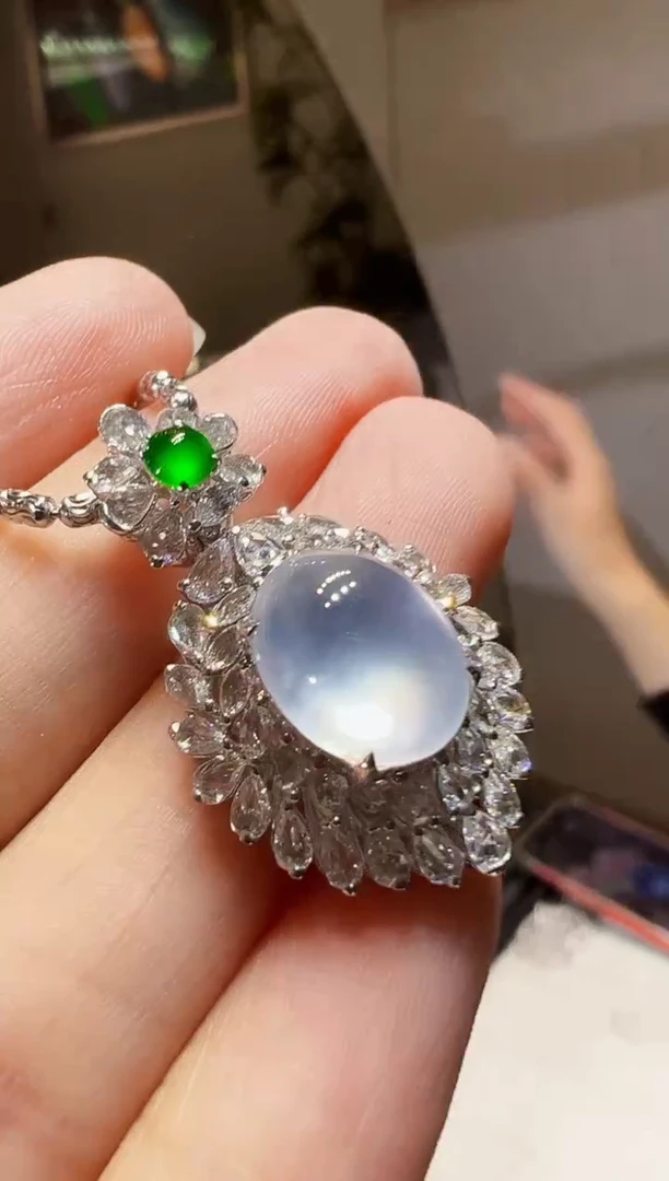 颈饰18K金镶嵌翡翠蛋面