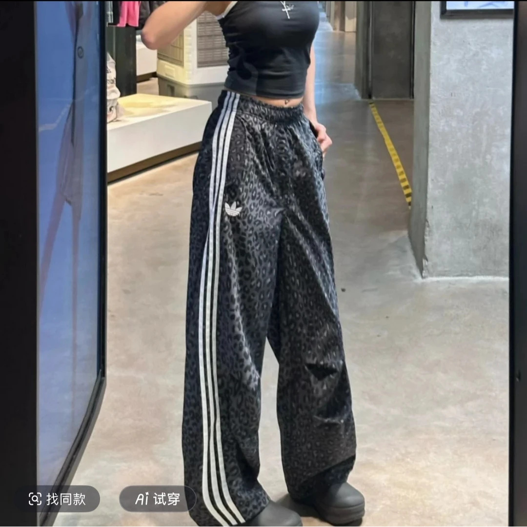 adidas三叶草复古豹纹印花宽松运动伞兵裤JV7564