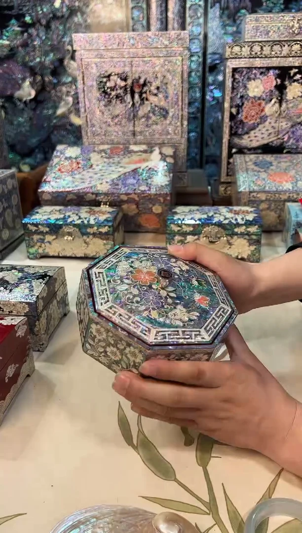 红色圆八边.弘贝雅螺钿漆器文化馆