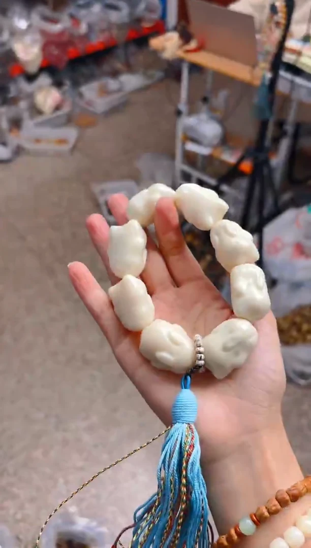 吊坠菩提根/象牙果大卡白色趴趴兔手持