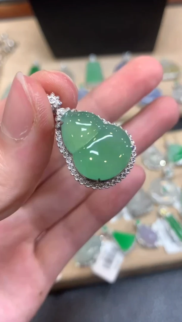 翡翠18K金镶嵌颈饰葫芦【无服务费】