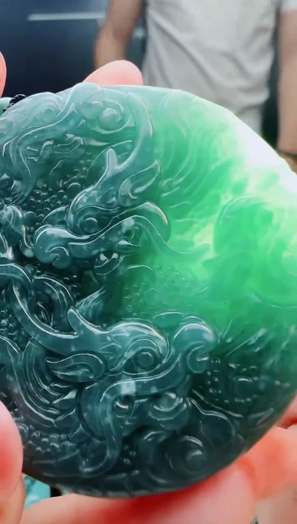 翡翠未镶嵌颈饰多样性发货其中一件