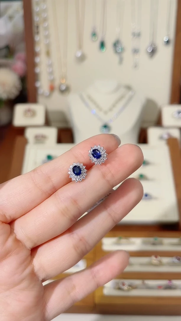 耳钉蓝宝石18K金镶嵌1.07ct蓝宝石钻石耳钉