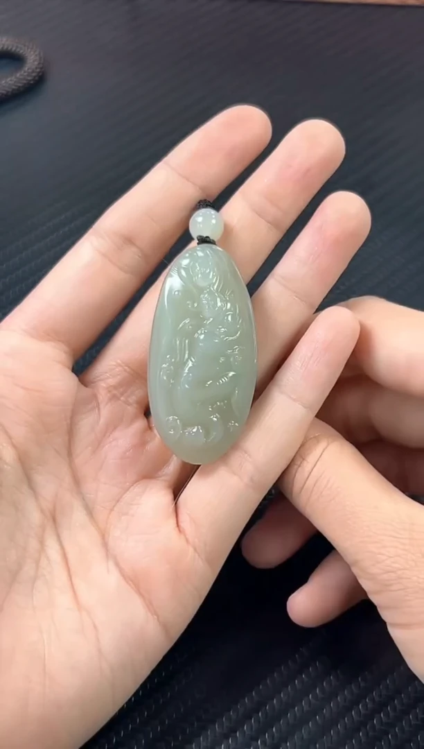 吊坠(赠链)未镶嵌和田玉且末微色差近矿