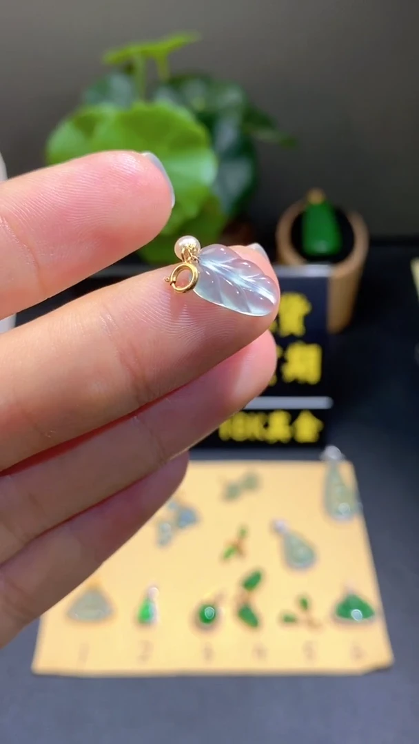 颈饰18K金镶嵌翡翠翡翠A货