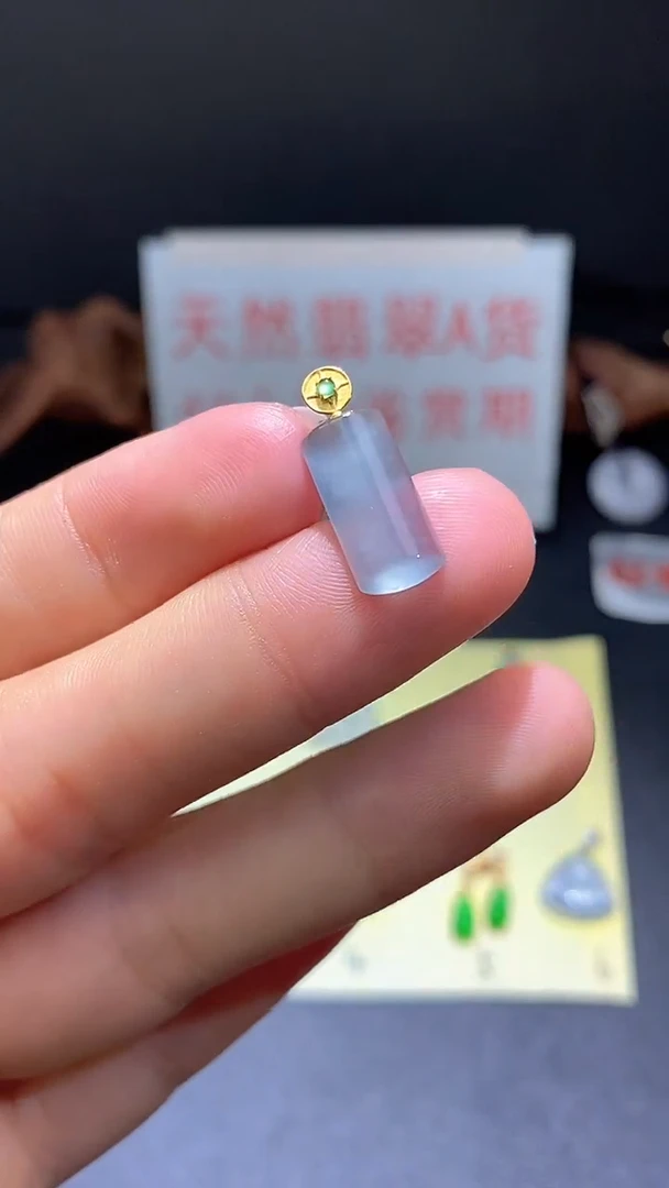 翡翠18K金镶嵌颈饰翡翠吊坠