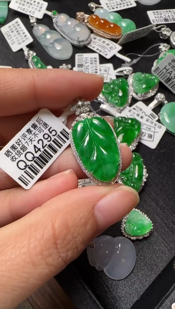 颈饰18K金镶嵌翡翠QQ4295绿叶