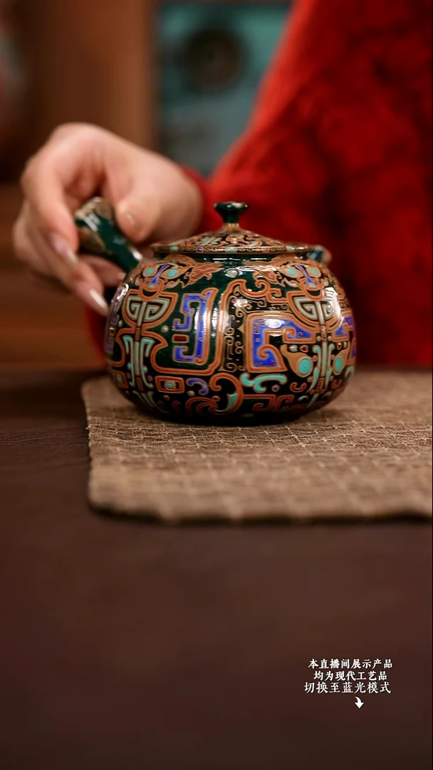 宝蕴阁错金银侧把壶