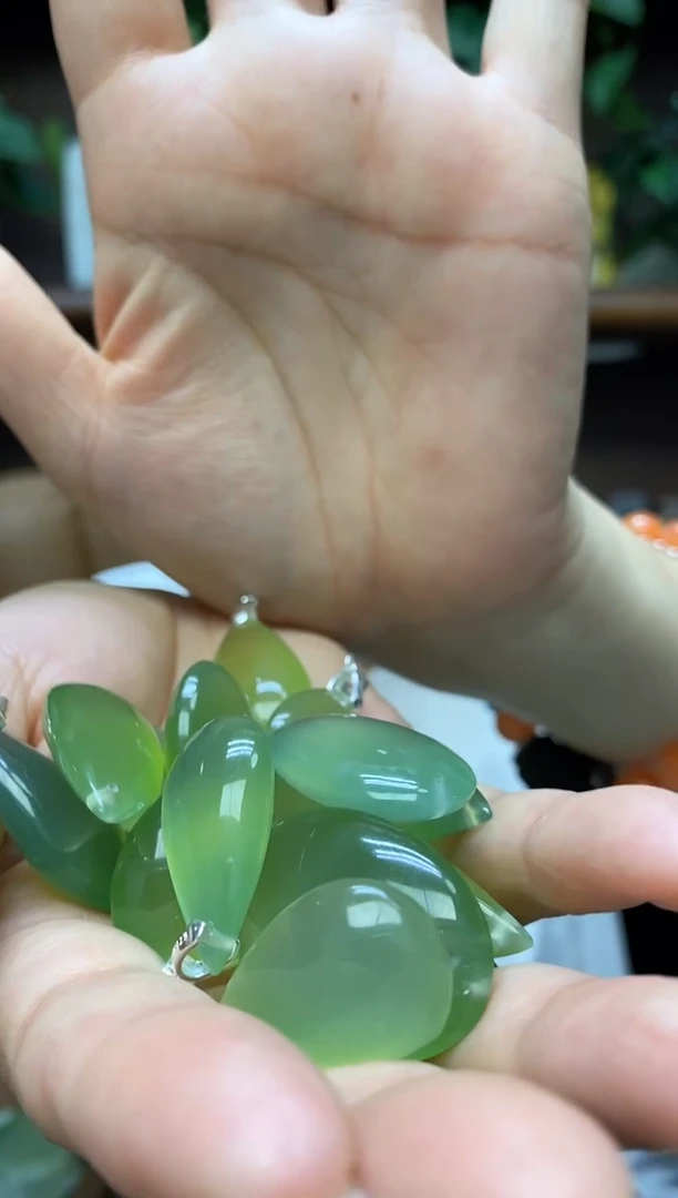 岫玉未镶嵌颈饰多样性发货其中发一水滴