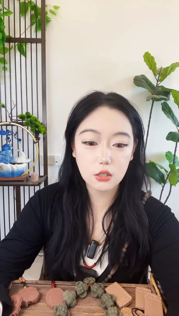 泥塑红麝香方刮痧板一个