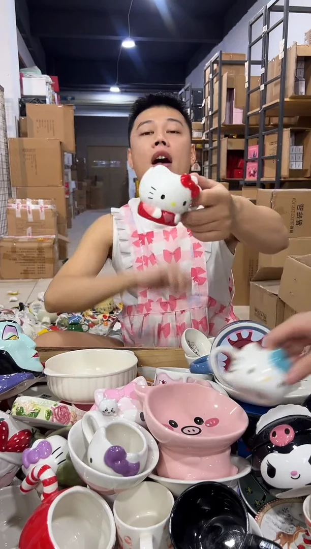 瓷片kt猫抱爱心一口杯 微瑕