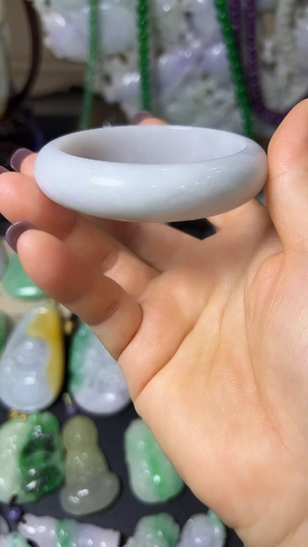 颈饰未镶嵌翡翠手镯