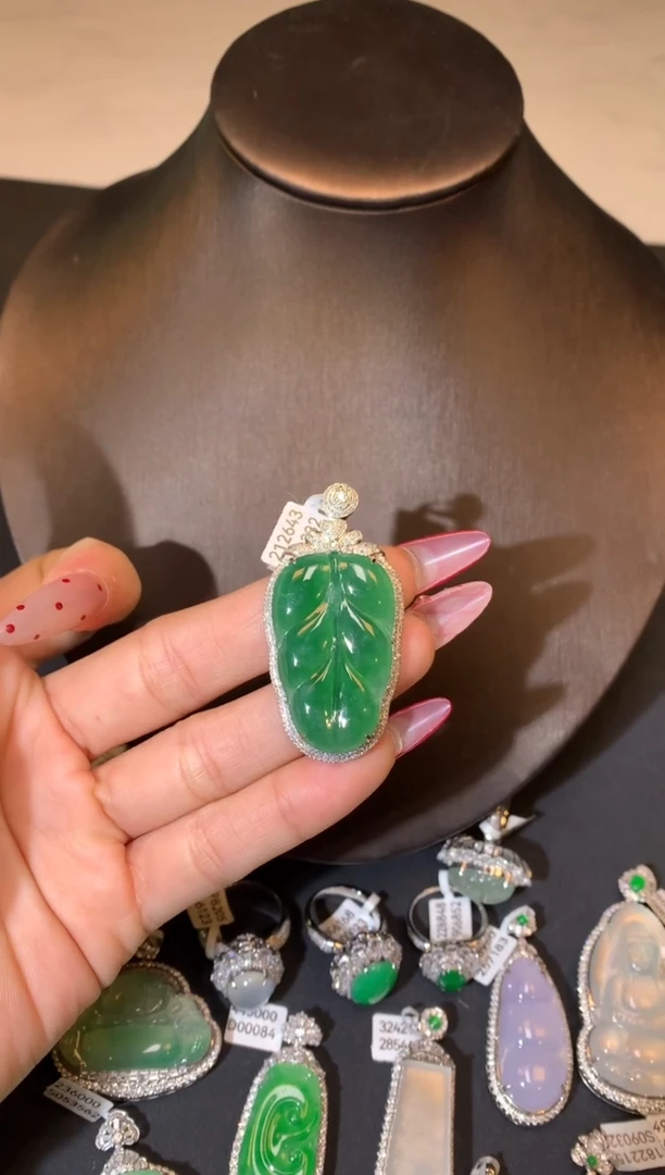 【闪购商品】翡翠吊坠(不含链)18K金镶嵌吊坠