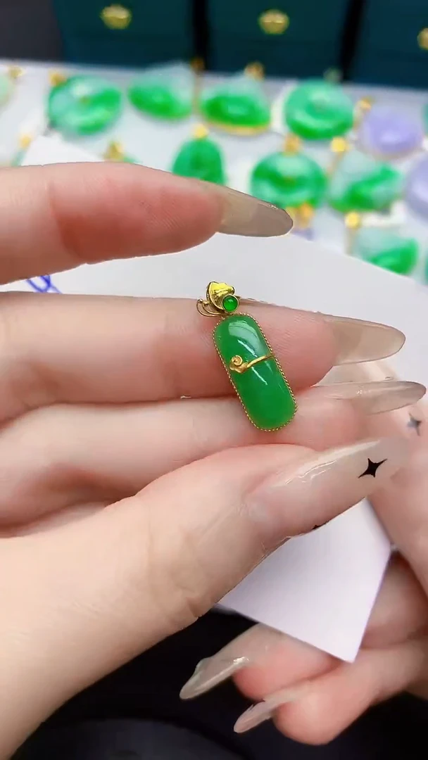 颈饰18K金镶嵌翡翠缅甸天然翡翠A货