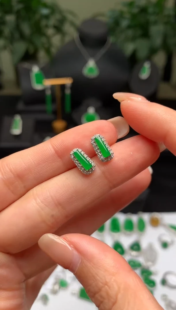 18K金镶嵌翡翠耳饰耳钉