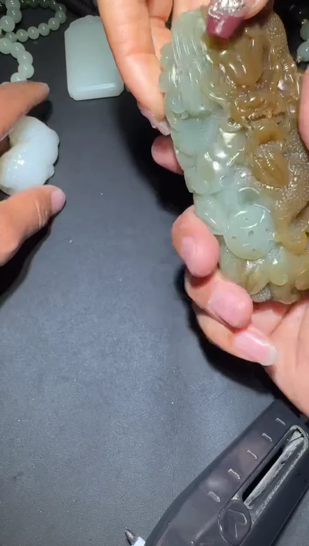 未镶嵌和田玉（糖玉）挂件和田玉