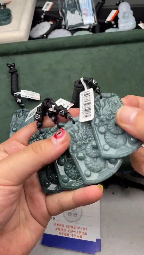 翡翠未镶嵌颈饰多样性发其一