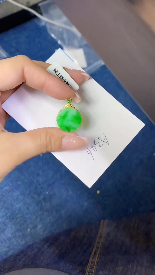 翡翠18K金镶嵌颈饰缅甸天然翡翠A货