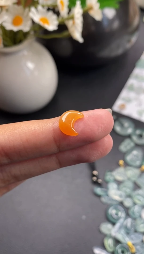 颈饰未镶嵌翡翠黄翡月亮