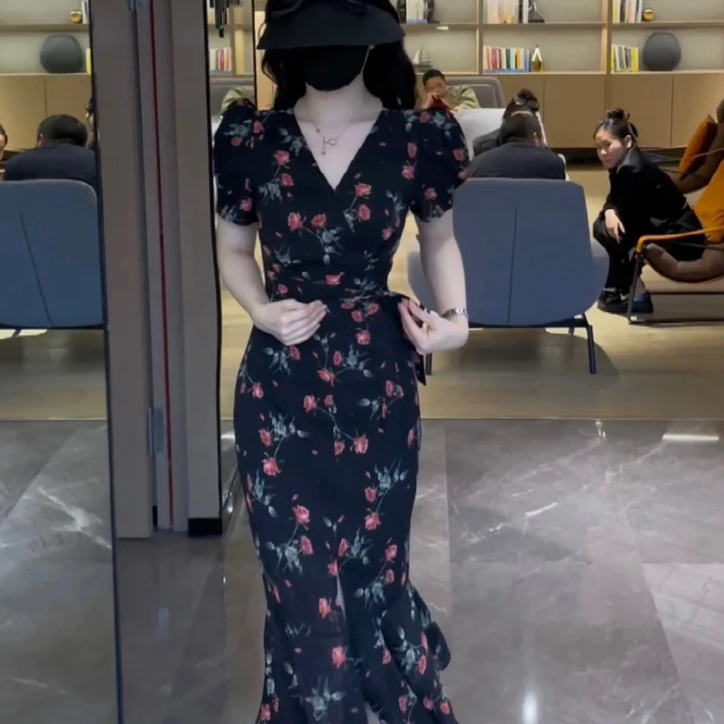 法式优雅气质碎花连衣裙女夏季新款茶歇气质V领收腰显瘦包臀长裙