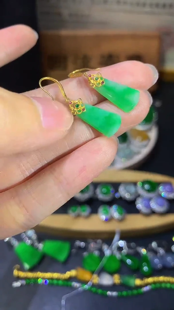 18K金镶嵌翡翠耳饰团购