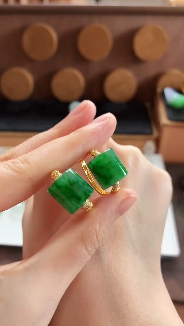 18K金镶嵌翡翠耳饰耳饰