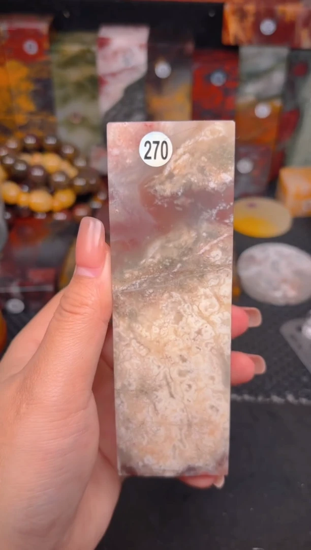 玉桂林鸡血玉摆件 编号：270