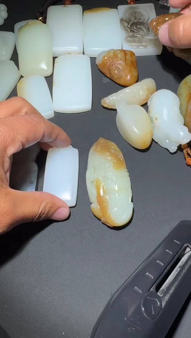 未镶嵌和田玉（糖玉）挂件和田玉