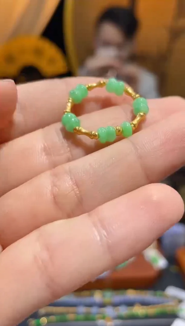 颈饰18K金镶嵌翡翠戒指