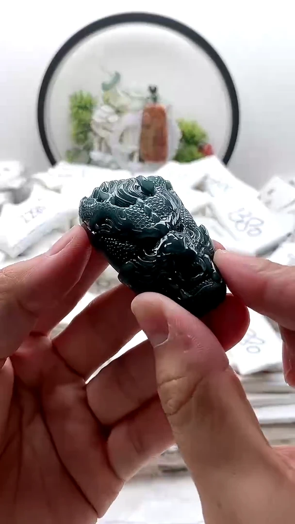颈饰未镶嵌翡翠龙牌