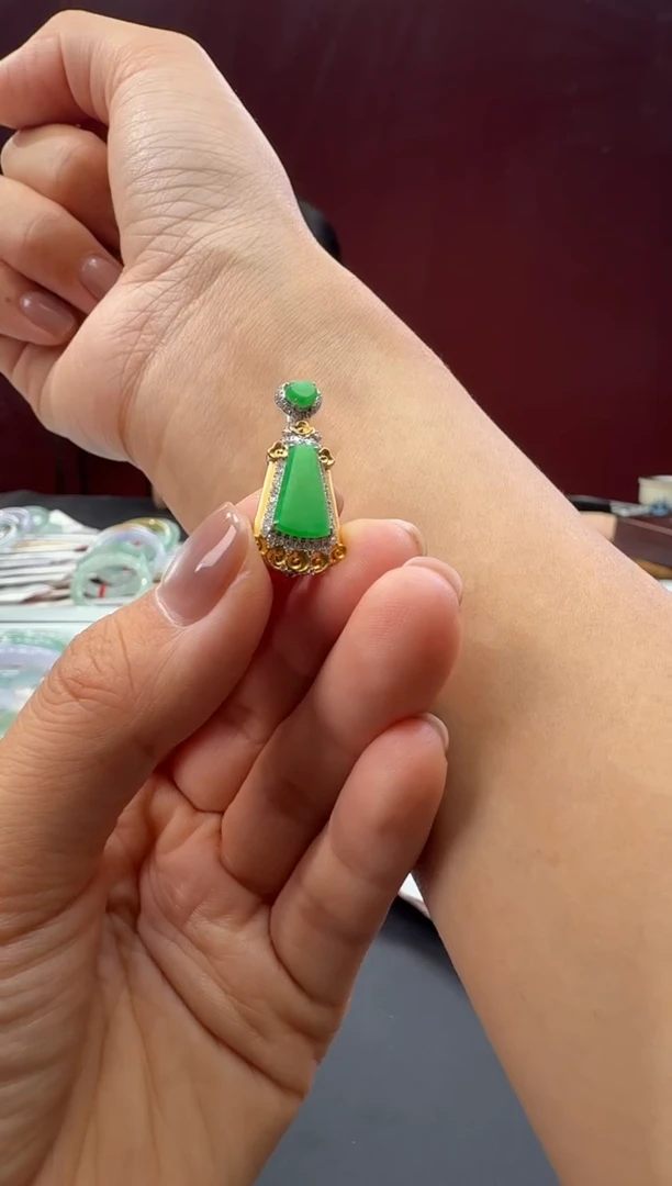 颈饰18K金镶嵌翡翠无事牌