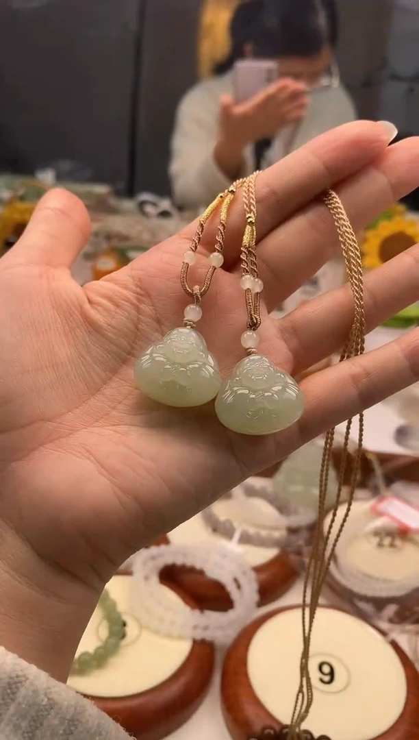 【闪购商品】和田玉吊坠(不含链)未镶嵌22+左右抱抱佛多样性发一