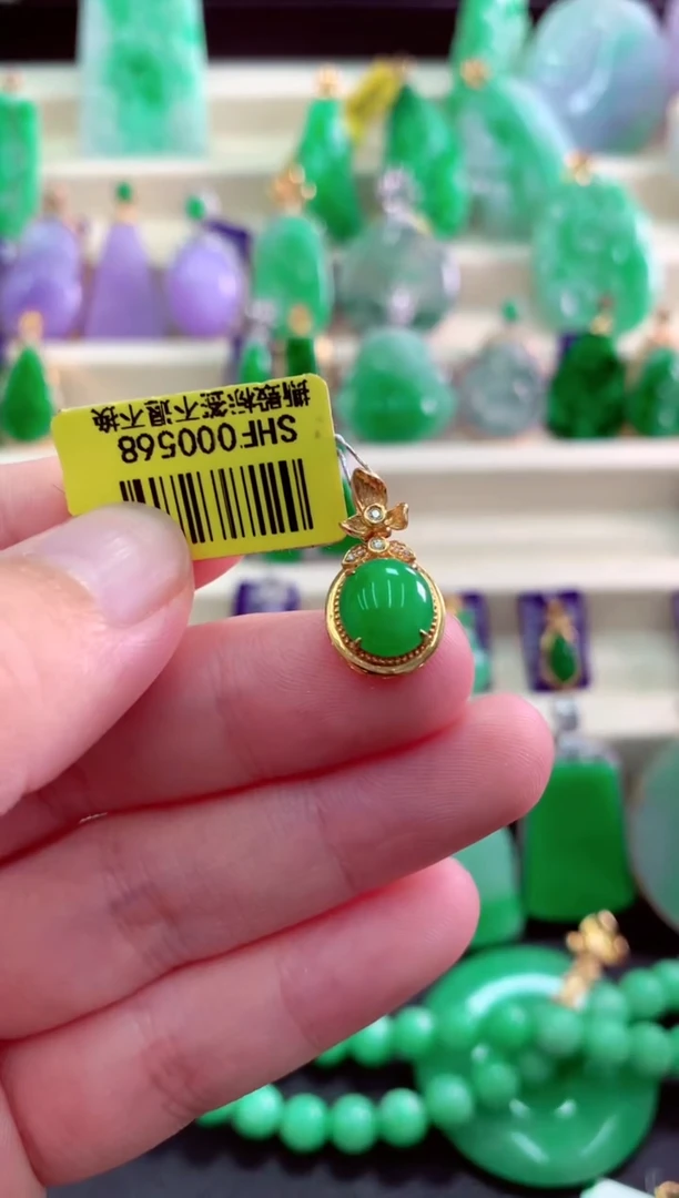 颈饰18K金镶嵌翡翠挂件