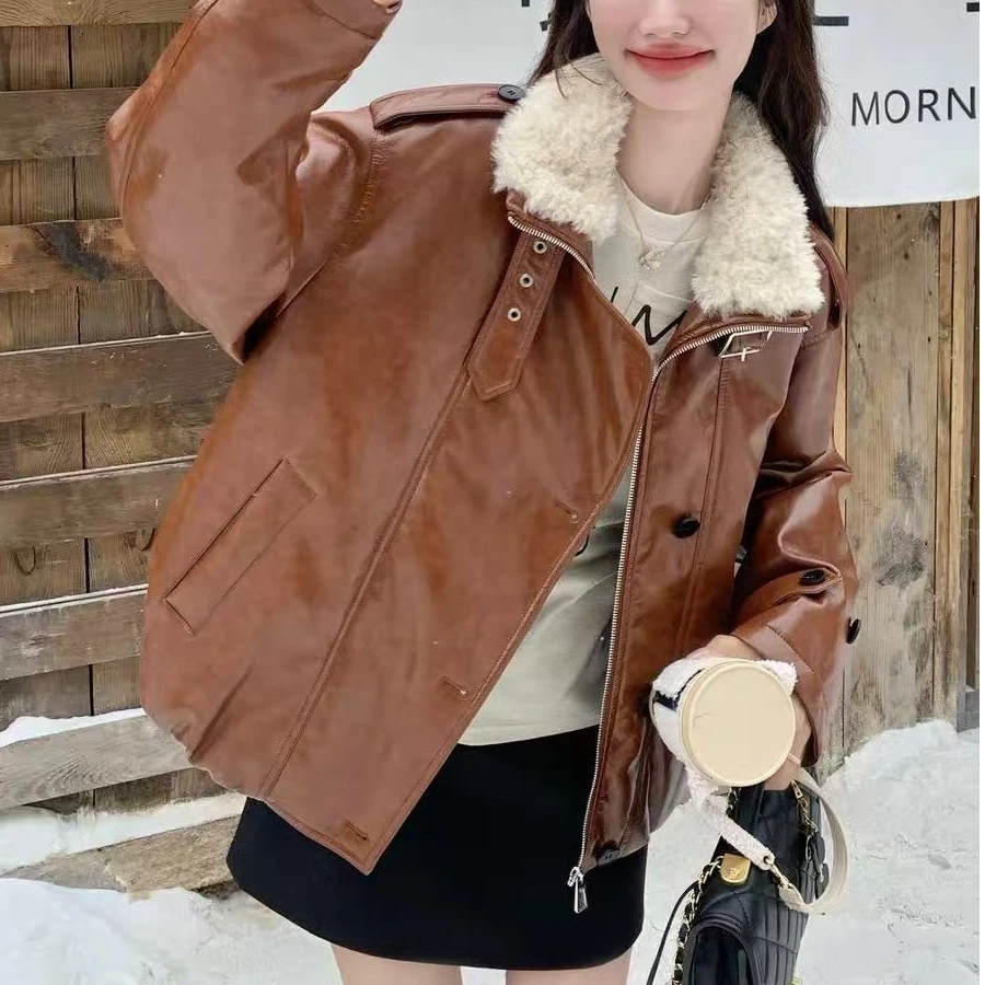 ⭐️ZH492松弛复古亮面皮衣 毛绒领+宽版 暖飒精致探店出街气场感足