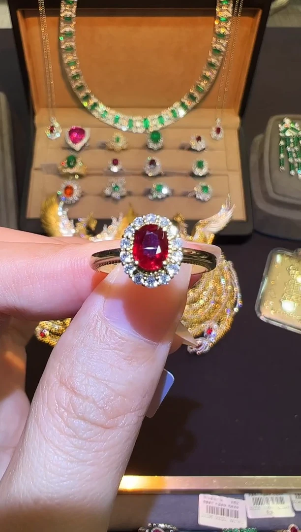 18K金镶嵌戒指红宝石0.76ct无烧