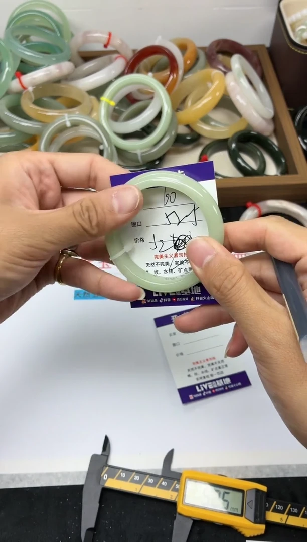 未镶嵌手镯石英质玉60