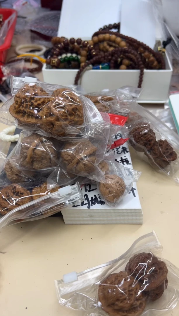 把件文玩核桃082225 核桃一对多样性发其一