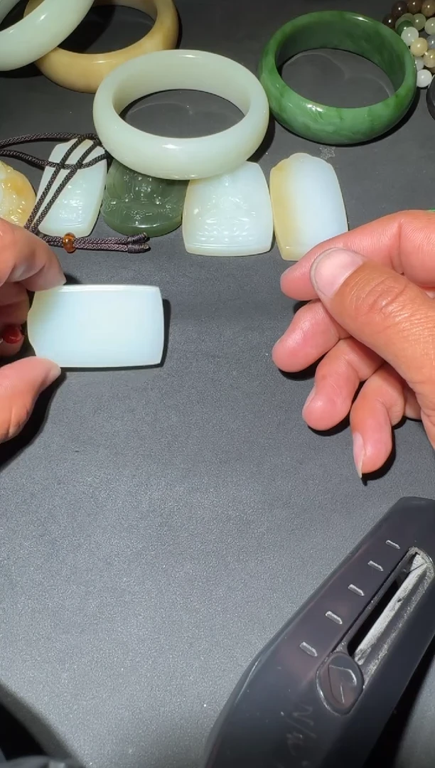 未镶嵌和田玉（糖玉）挂件和田玉