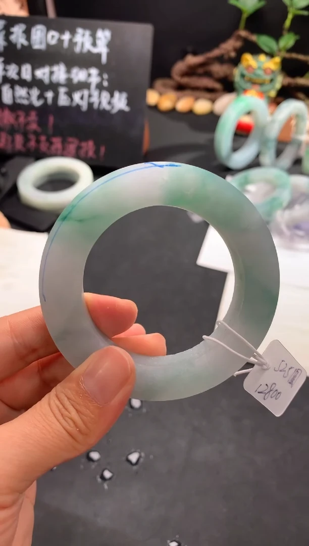 定制翡翠手镯未镶嵌绿飘花圆条52.5