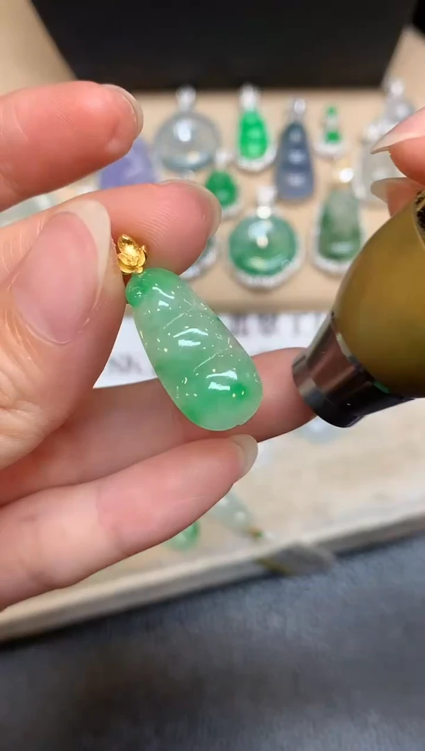 颈饰18K金镶嵌翡翠福豆【无服务费