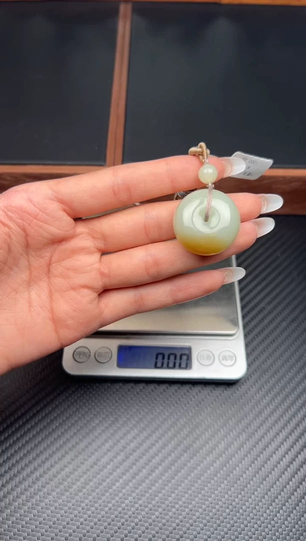 吊坠(赠链)未镶嵌和田玉若羌微色差平安扣
