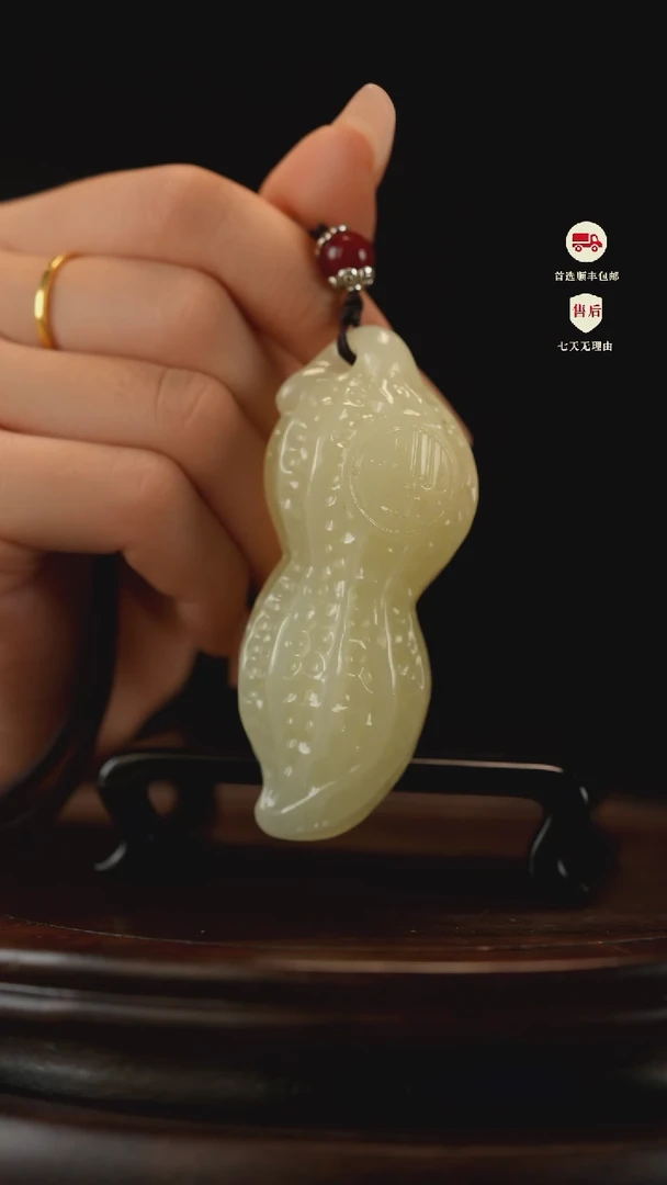 云南石竹叶青雕刻：握福花生手把件