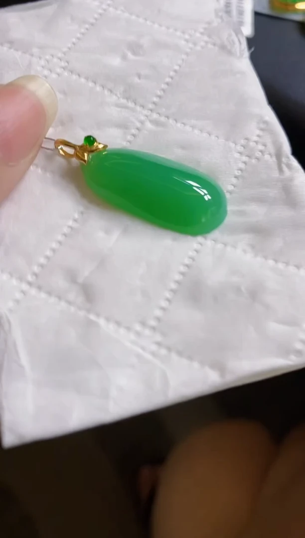 翡翠18K金镶嵌颈饰瓜