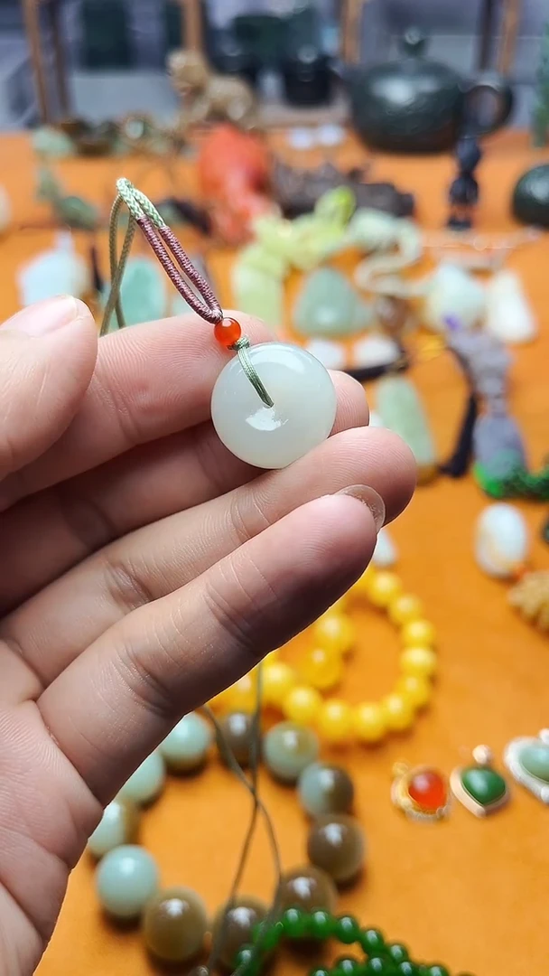 颈饰未镶嵌和田玉平安扣