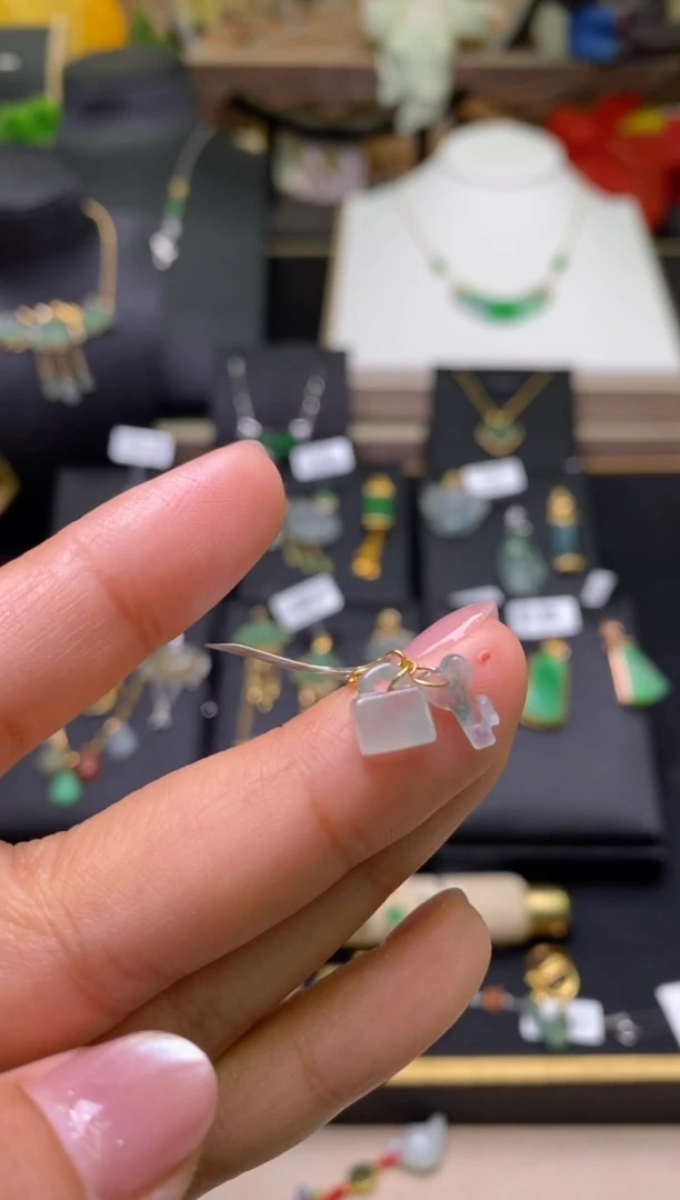 【闪购商品】翡翠颈饰18K金镶嵌净货18022