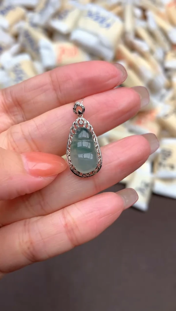 18K金镶嵌挂件翡翠—