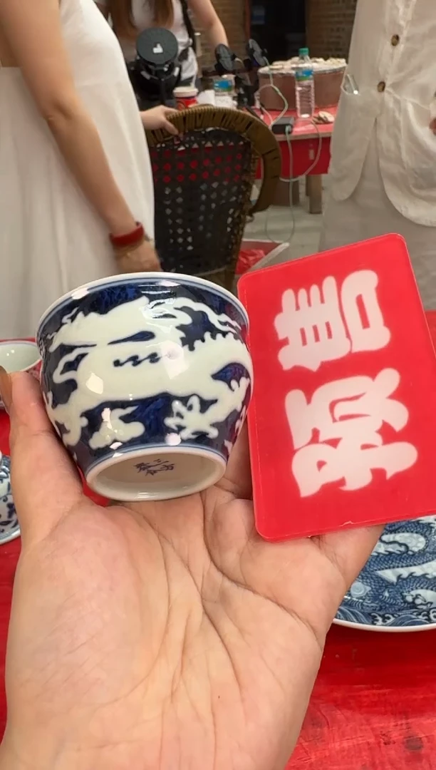 三方器合暗刻龙纹缸杯