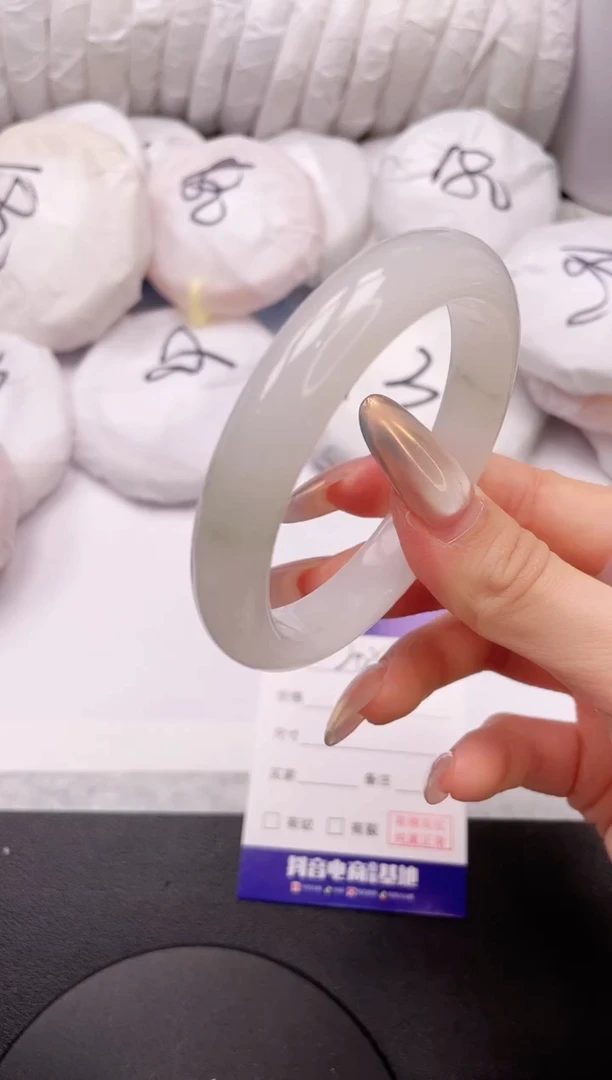 【闪购商品】石英质玉手镯未镶嵌24L205-56